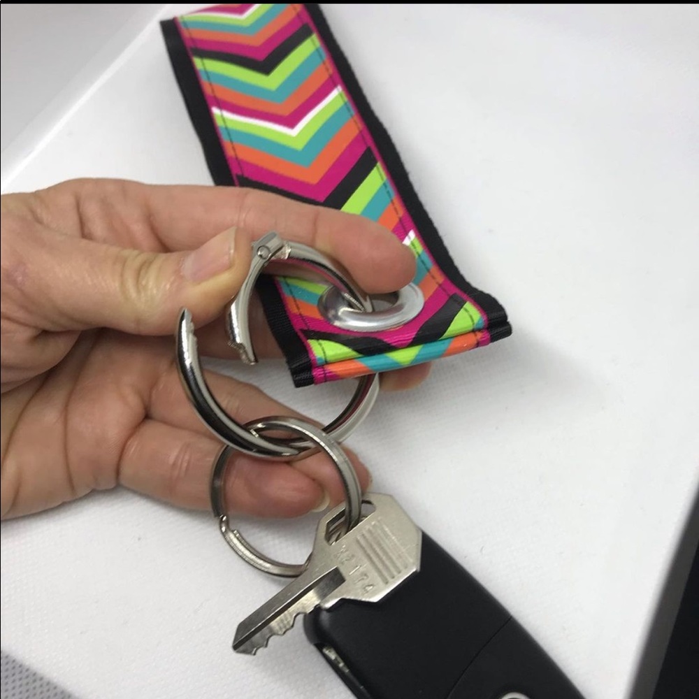 β€οΈ BellaJane Keychain π - Picture 6 of 16